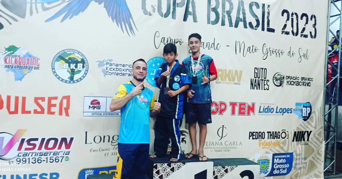 Reconhecimento: técnico de Kickboxing e Muay Thai, Brayam Neves e atletas foram homenageados pelo prefeito Nelson Cintra 