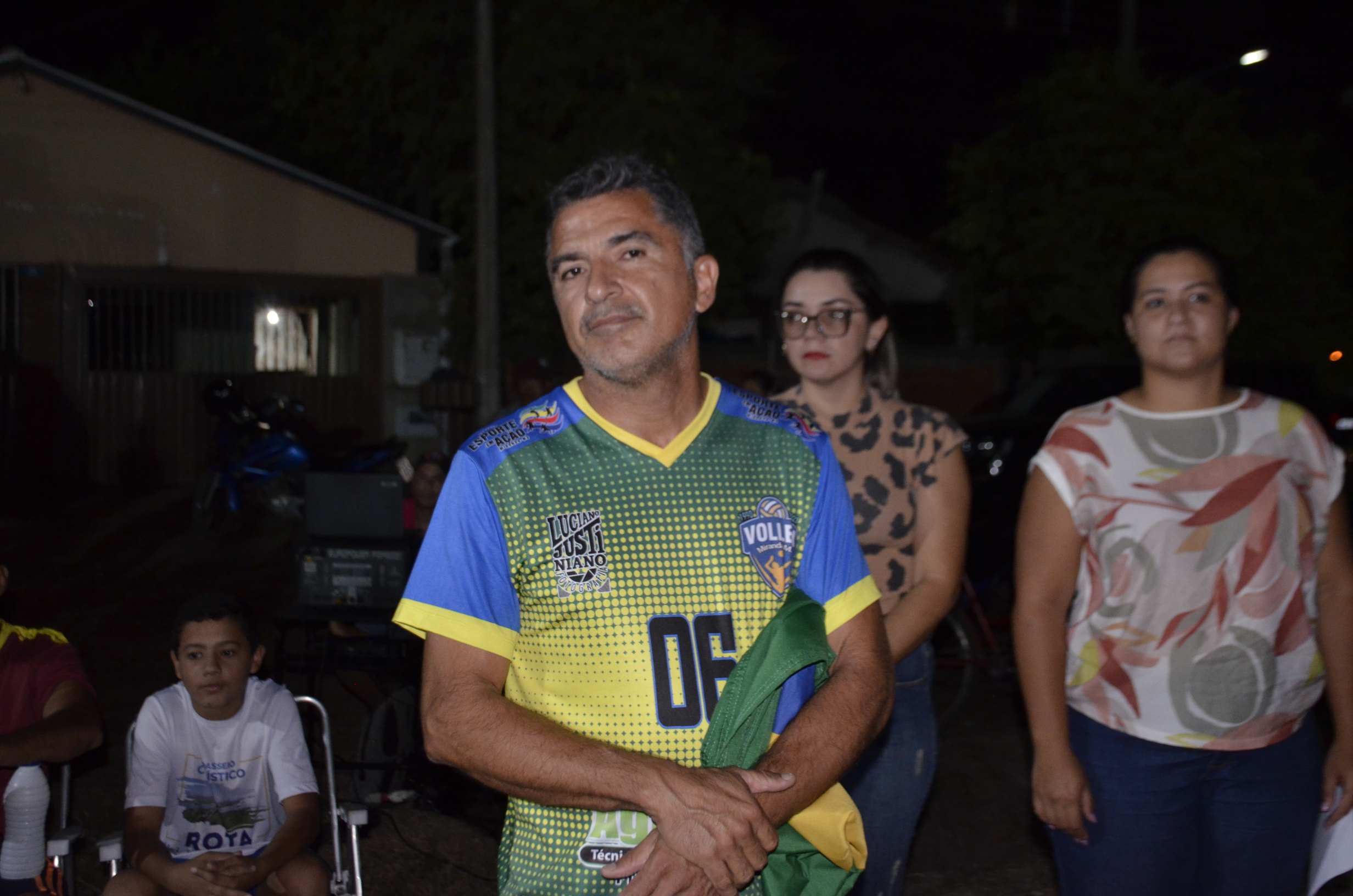 Confira as fotos da inauguração da iluminação do campo de futebol do 'Caveirão'