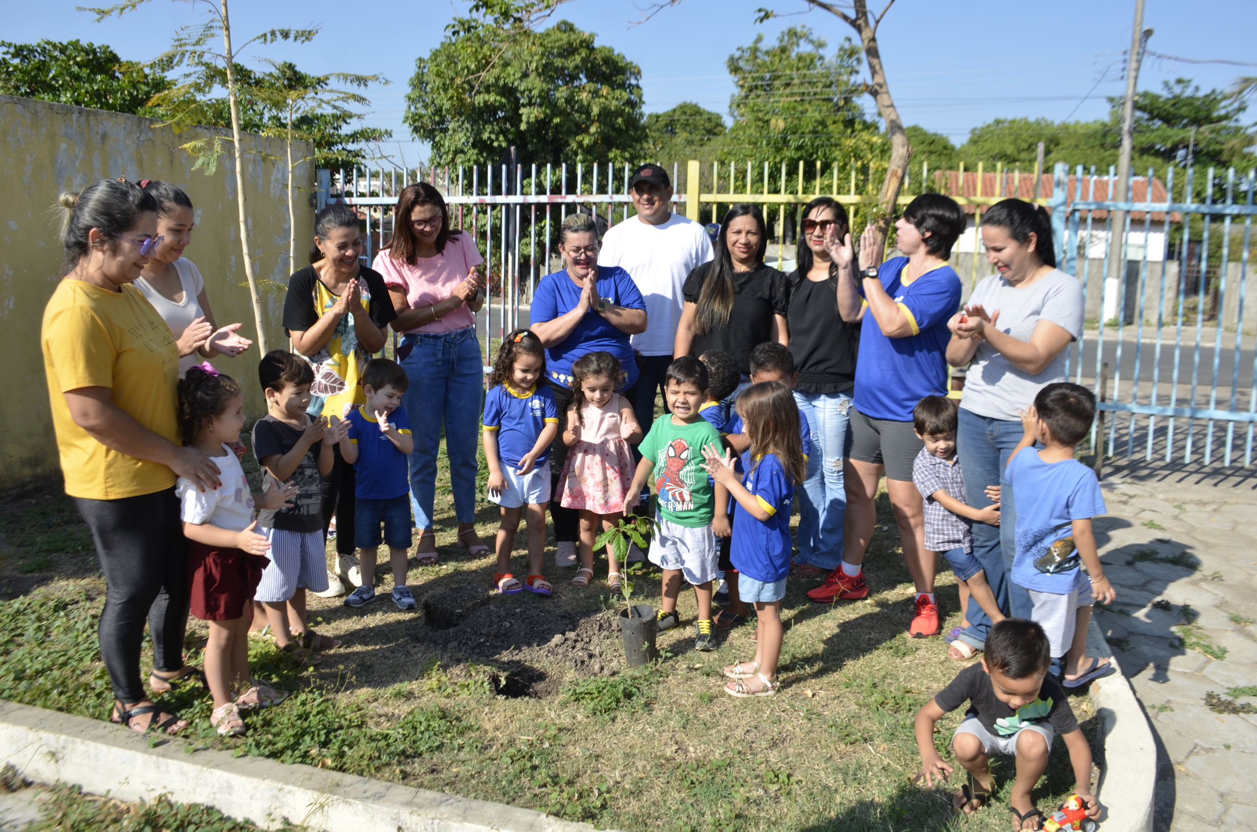 21 de setembro: plantio de árvores em Porto Murtinho