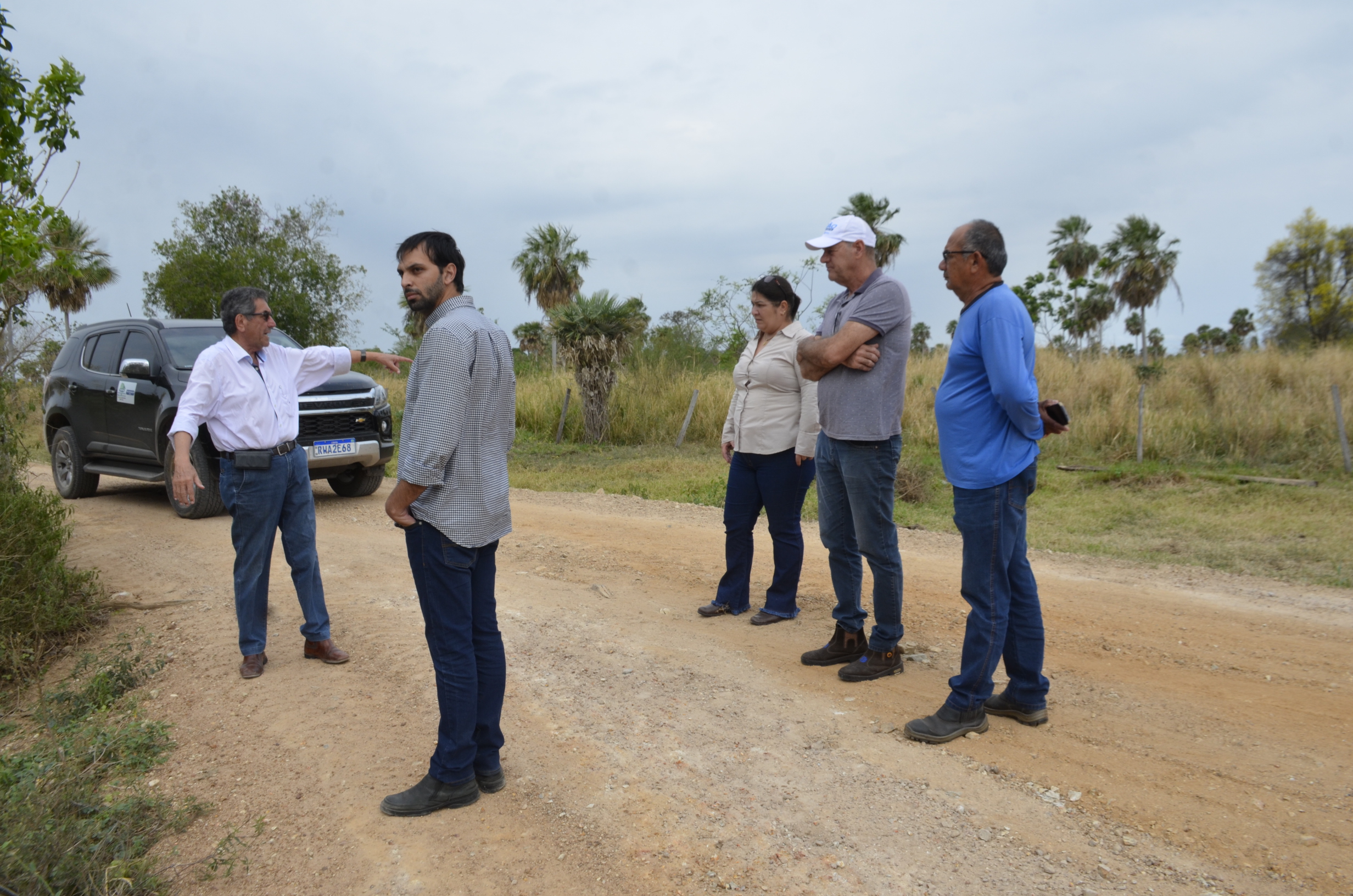 Prefeito Nelson Cintra acompanha técnicos da Agesul durante vistoria de obras em estradas rurais em Porto Murtinho