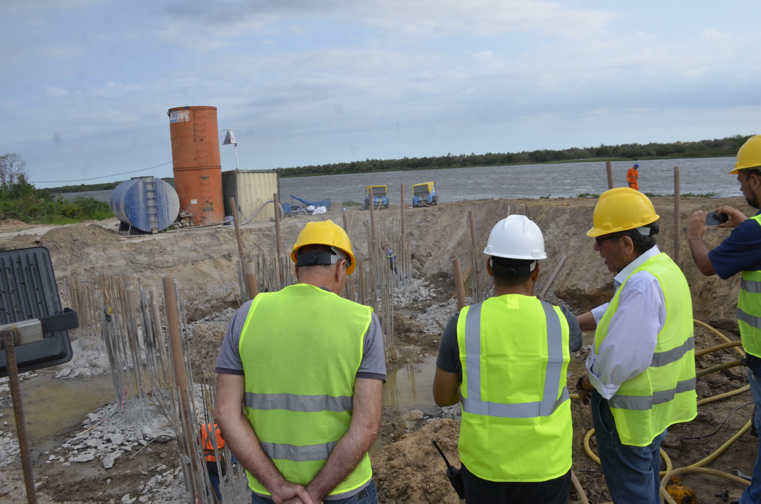 Desenvolvimento: prefeito Nelson Cintra segue acompanhando todas as etapas da construção da ponte sobre o rio Paraguai