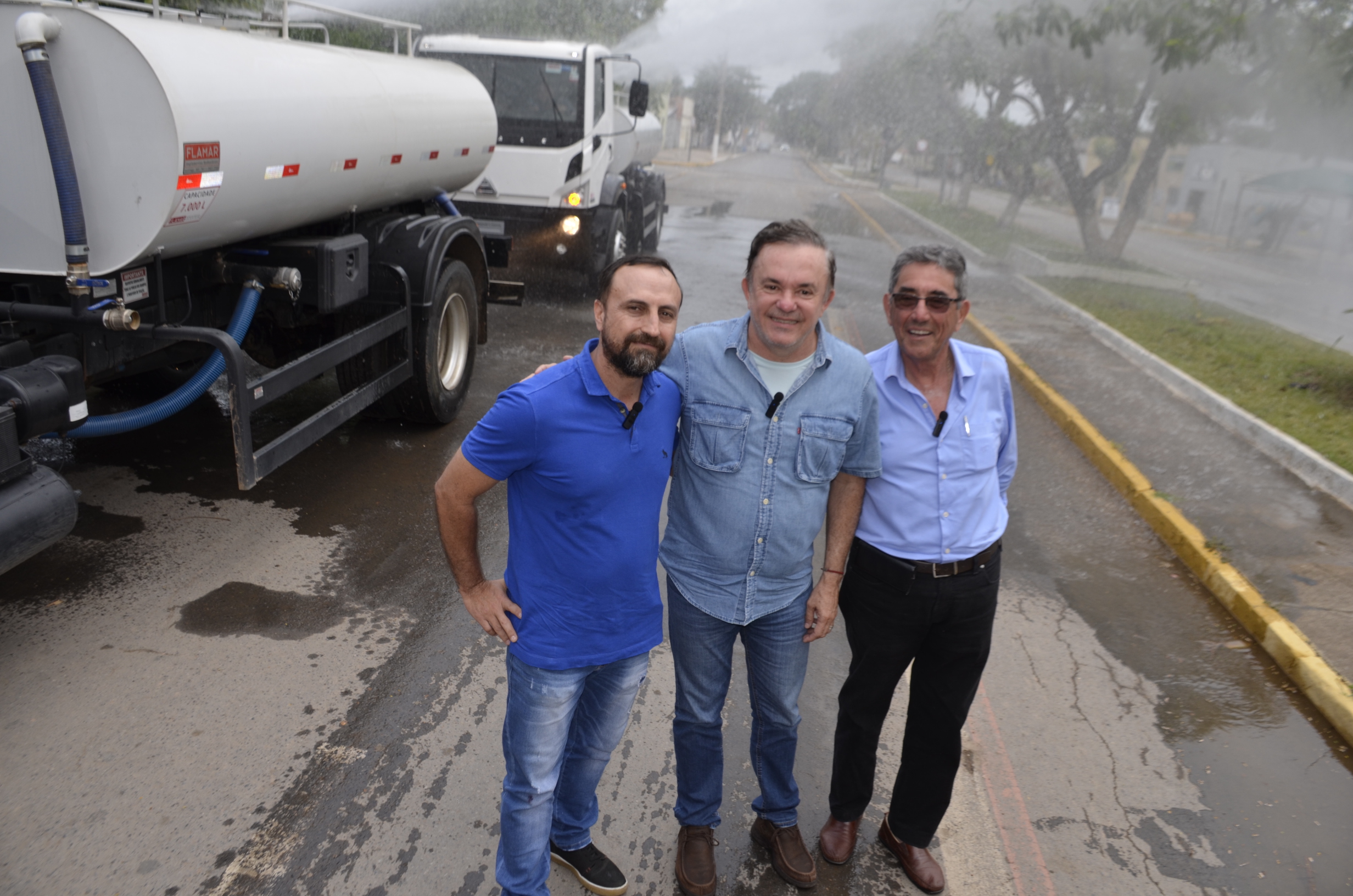 Em Porto Murtinho, Deputado Federal Vander Loubet realiza entrega de caminhões pipa