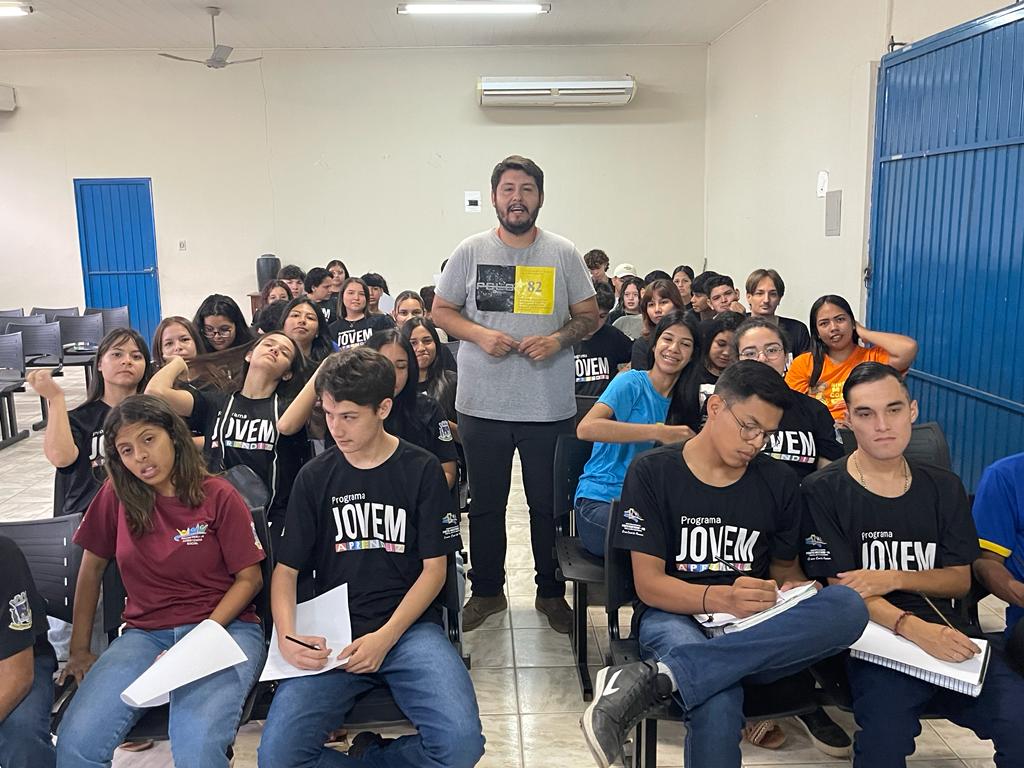 Integrantes do Programa Municipal Jovem aprendiz participam de palestra 