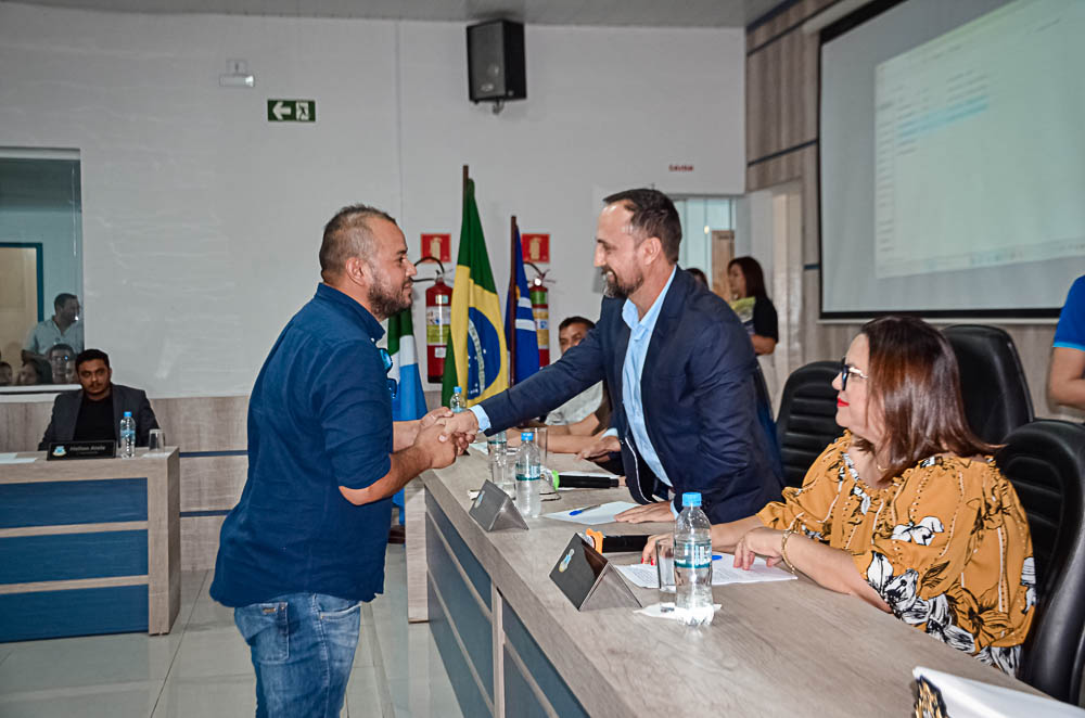 Noite de Homenagem: Prefeito Nelson Cintra Ribeiro recebe homenagem do Poder Legislativo