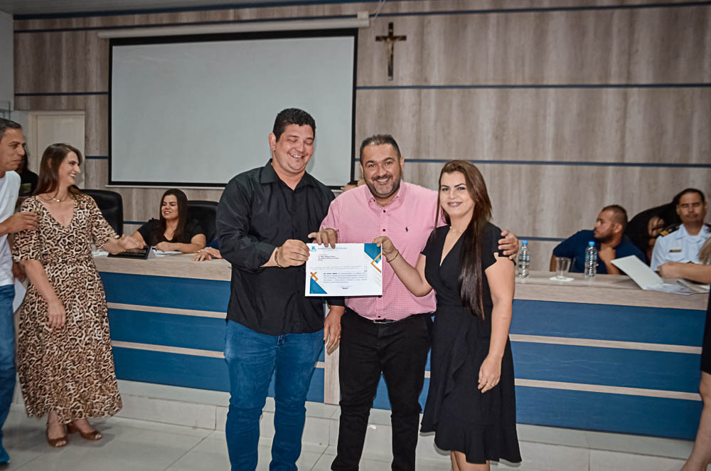 Noite de Homenagem: Prefeito Nelson Cintra Ribeiro recebe homenagem do Poder Legislativo