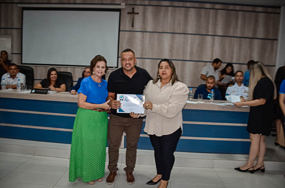 Noite de Homenagem: Prefeito Nelson Cintra Ribeiro recebe homenagem do Poder Legislativo