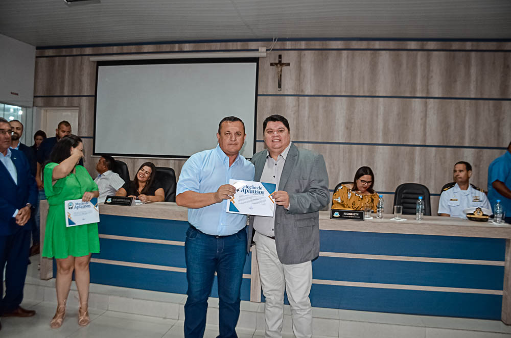 Noite de Homenagem: Prefeito Nelson Cintra Ribeiro recebe homenagem do Poder Legislativo