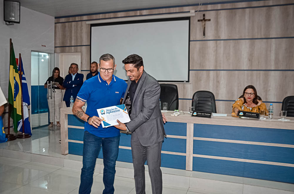 Noite de Homenagem: Prefeito Nelson Cintra Ribeiro recebe homenagem do Poder Legislativo