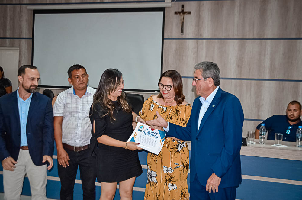 Noite de Homenagem: Prefeito Nelson Cintra Ribeiro recebe homenagem do Poder Legislativo