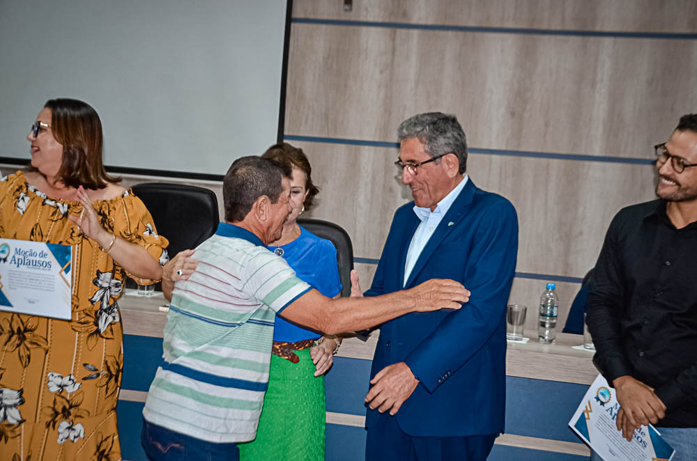 Noite de Homenagem: Prefeito Nelson Cintra Ribeiro recebe homenagem do Poder Legislativo