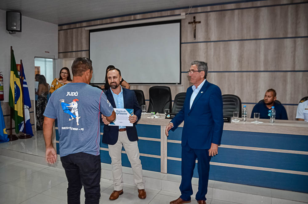 Noite de Homenagem: Prefeito Nelson Cintra Ribeiro recebe homenagem do Poder Legislativo