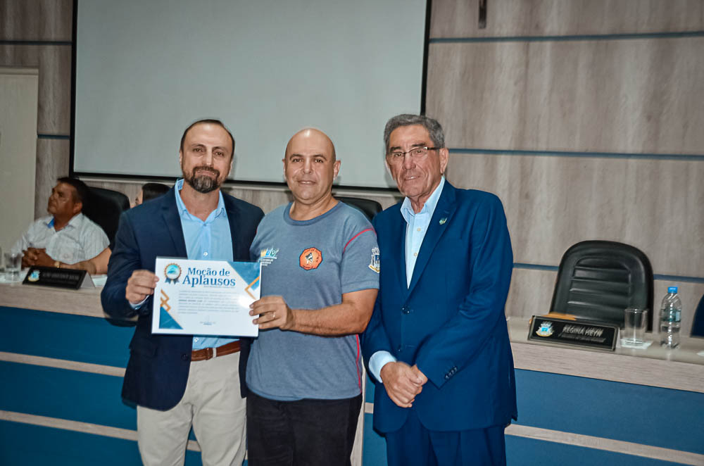 Noite de Homenagem: Prefeito Nelson Cintra Ribeiro recebe homenagem do Poder Legislativo