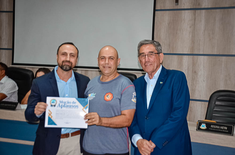 Noite de Homenagem: Prefeito Nelson Cintra Ribeiro recebe homenagem do Poder Legislativo