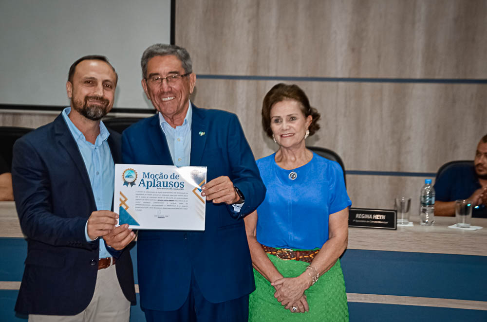 Noite de Homenagem: Prefeito Nelson Cintra Ribeiro recebe homenagem do Poder Legislativo