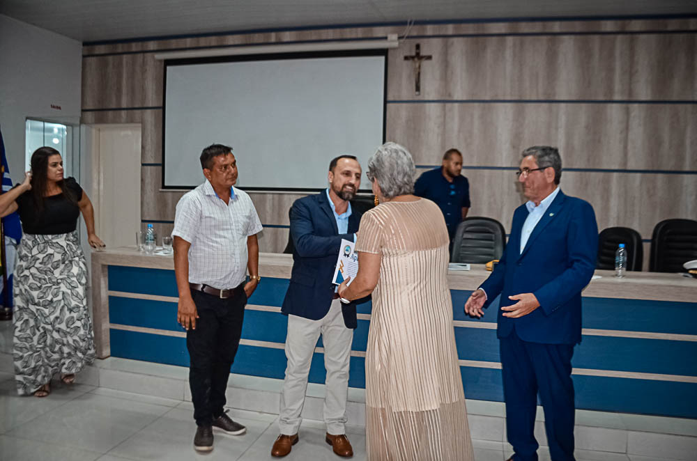 Noite de Homenagem: Prefeito Nelson Cintra Ribeiro recebe homenagem do Poder Legislativo