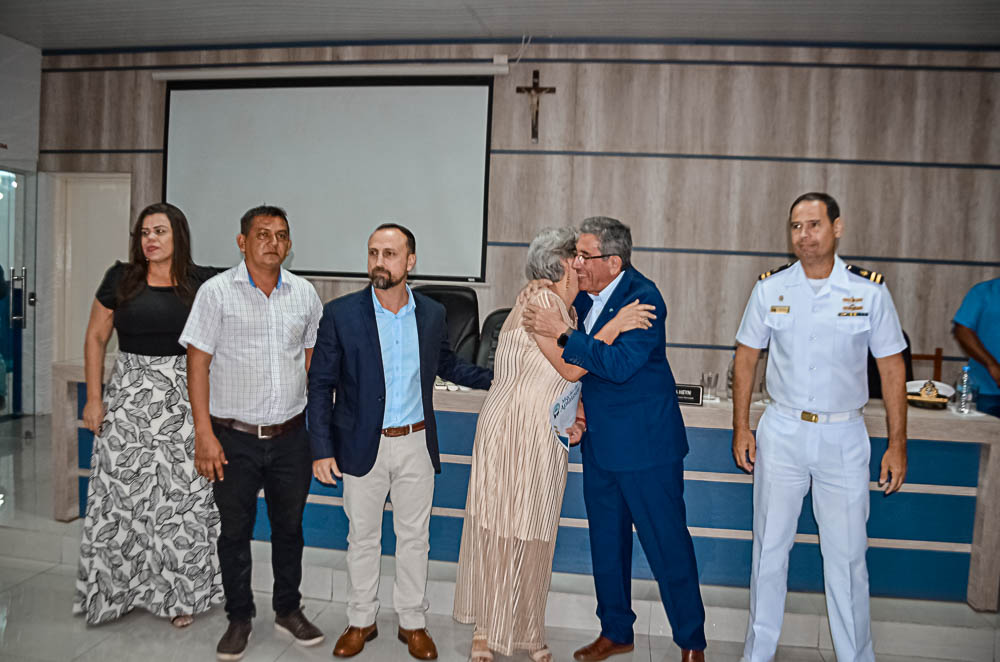 Noite de Homenagem: Prefeito Nelson Cintra Ribeiro recebe homenagem do Poder Legislativo