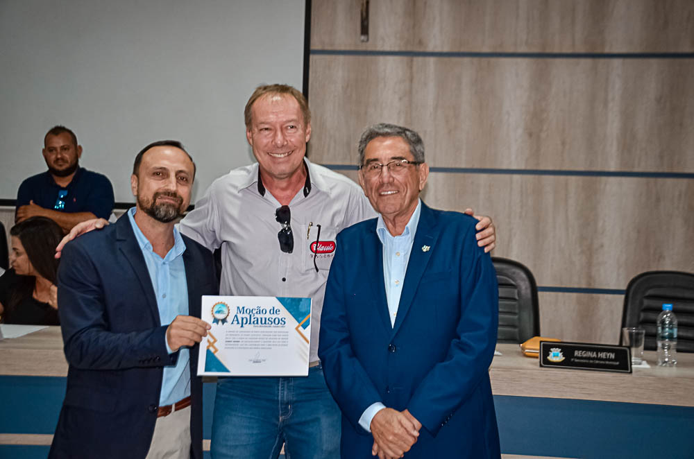 Noite de Homenagem: Prefeito Nelson Cintra Ribeiro recebe homenagem do Poder Legislativo