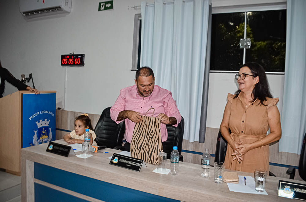 Noite de Homenagem: Prefeito Nelson Cintra Ribeiro recebe homenagem do Poder Legislativo