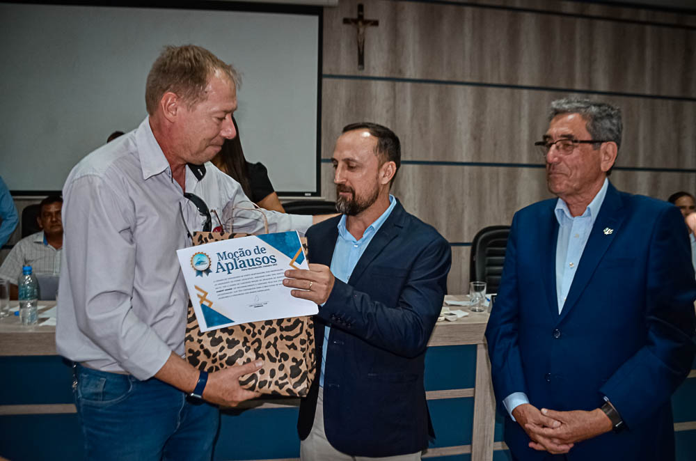 Noite de Homenagem: Prefeito Nelson Cintra Ribeiro recebe homenagem do Poder Legislativo