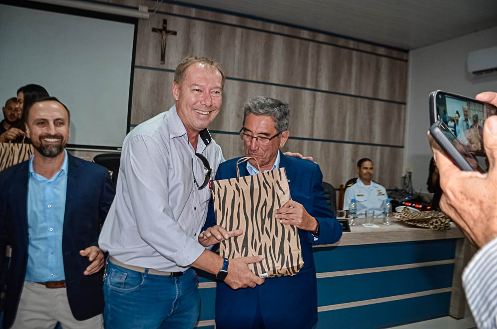 Noite de Homenagem: Prefeito Nelson Cintra Ribeiro recebe homenagem do Poder Legislativo