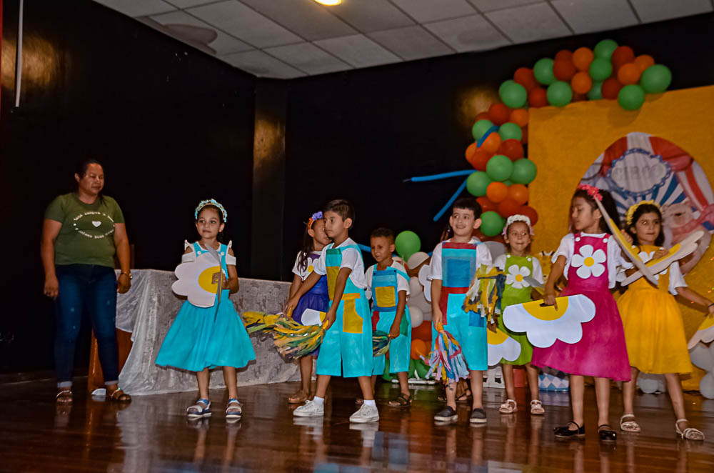 Confira fotos da 2ª noite da Mostra Cultural da Educação Infantil em Porto Murtinho