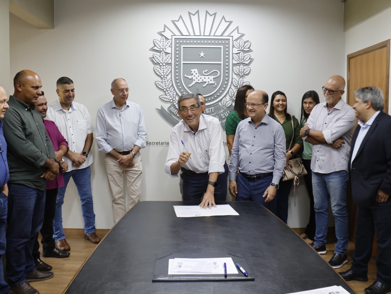 Nelson Cintra assina convênio com governo e garante asfalto para dois bairros de Murtinho