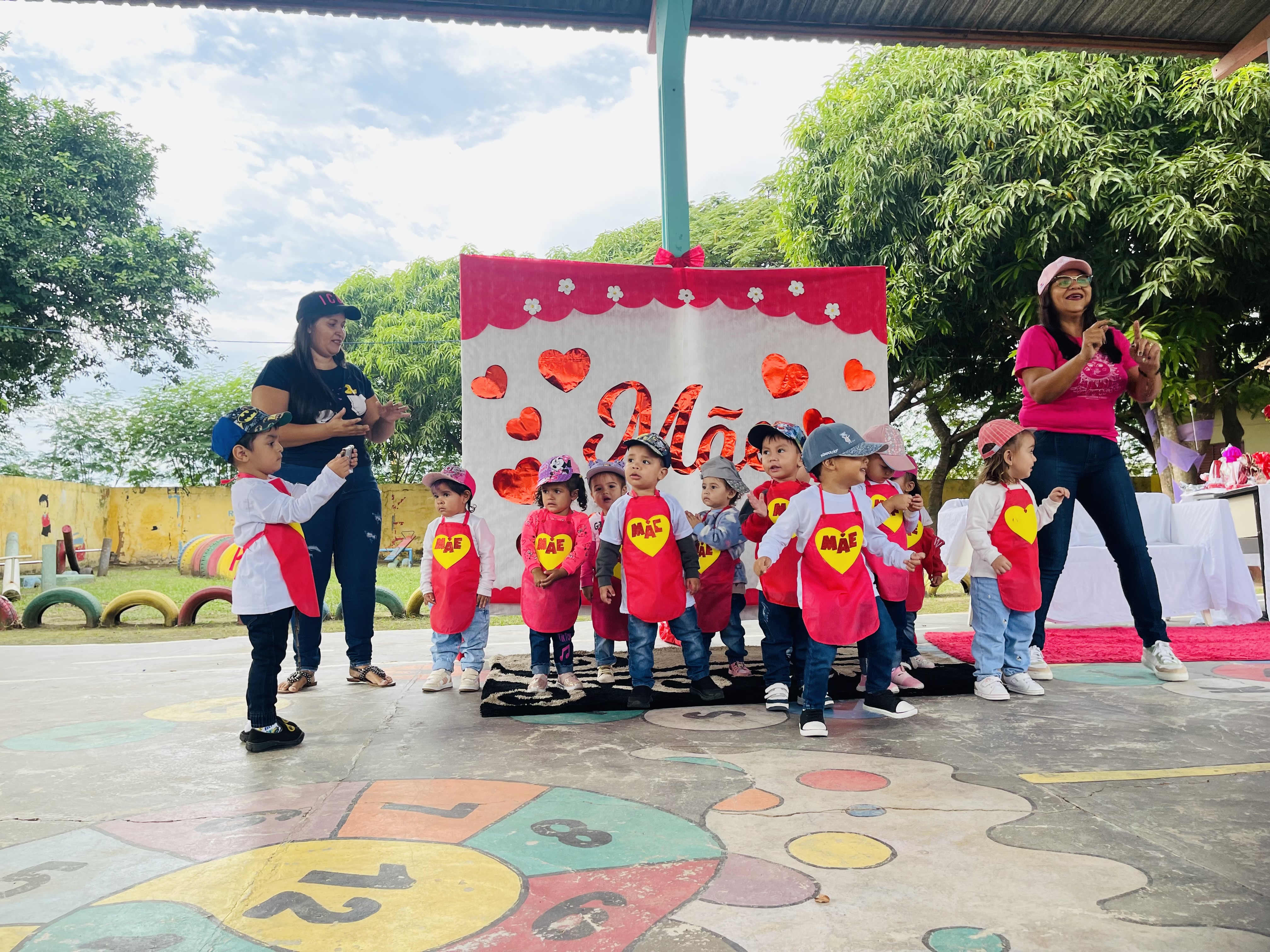 Prefeitura Municipal Comemora o Dia das Mães nas Instituições Infantis