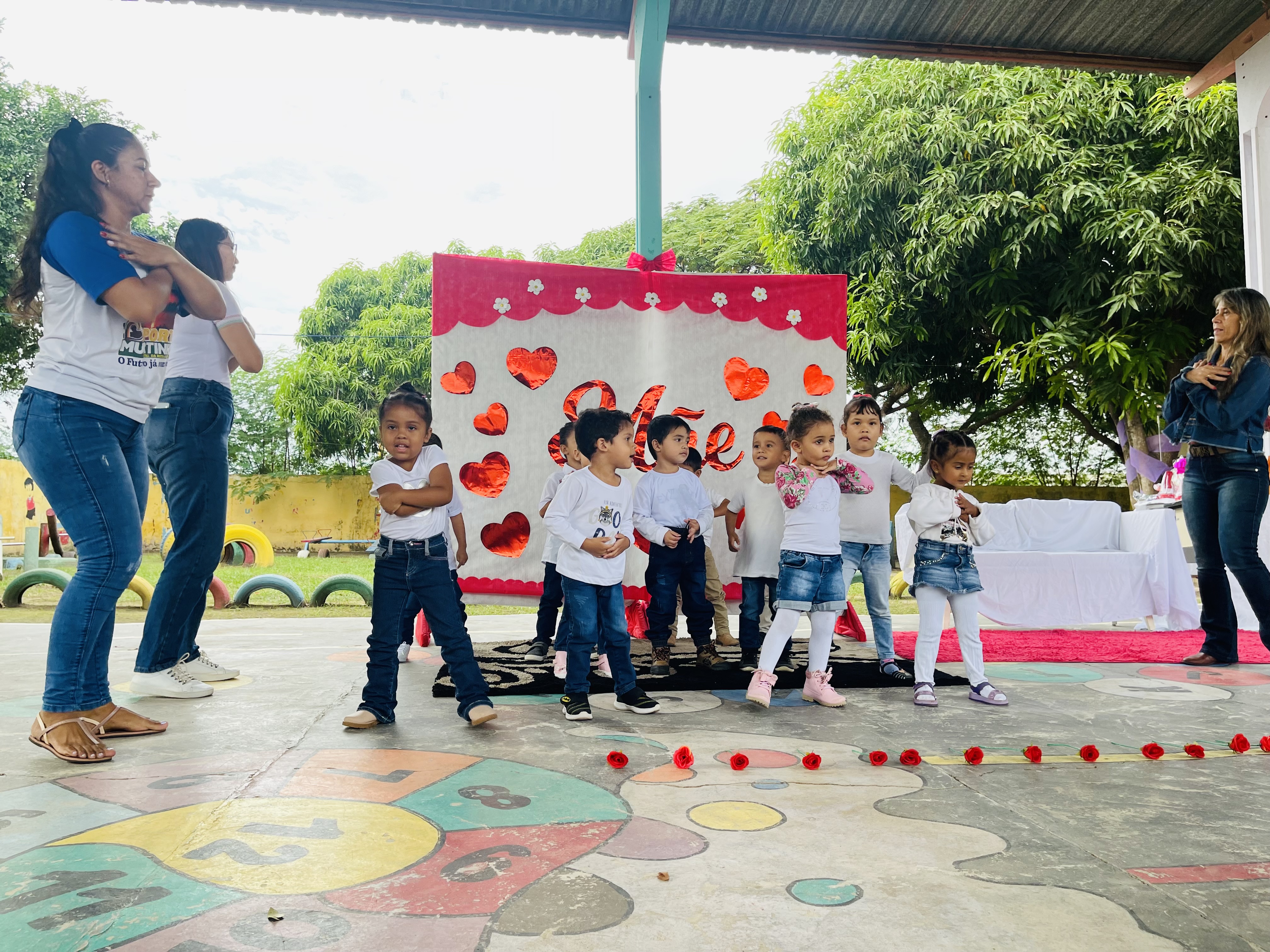 Prefeitura Municipal Comemora o Dia das Mães nas Instituições Infantis