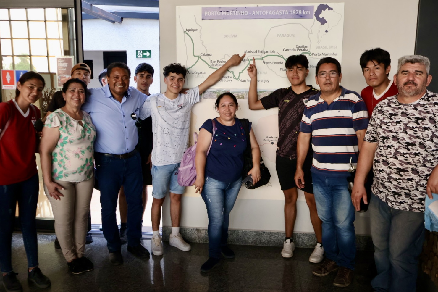 Estudantes do Colégio Mariscal Estigarribia conhecem Porto Murtinho em excursão.