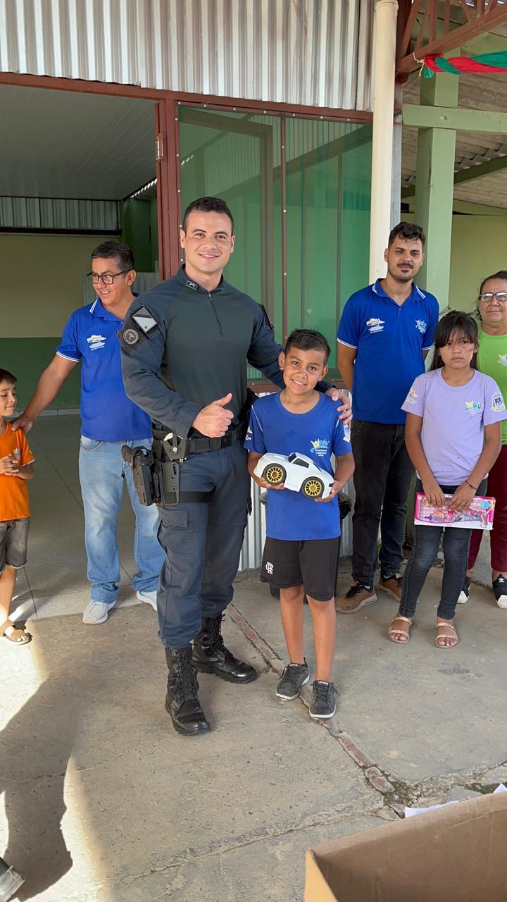 Policia Militar de Porto Murtinho entrega brinquedos arrecadados para a Assistência Social em Ação Solidária