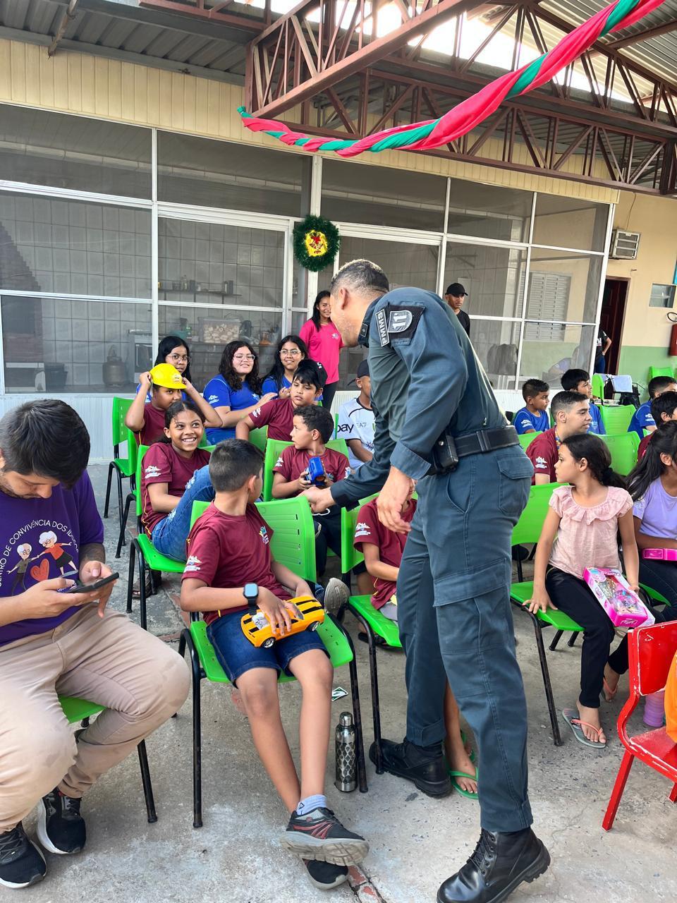 Policia Militar de Porto Murtinho entrega brinquedos arrecadados para a Assistência Social em Ação Solidária