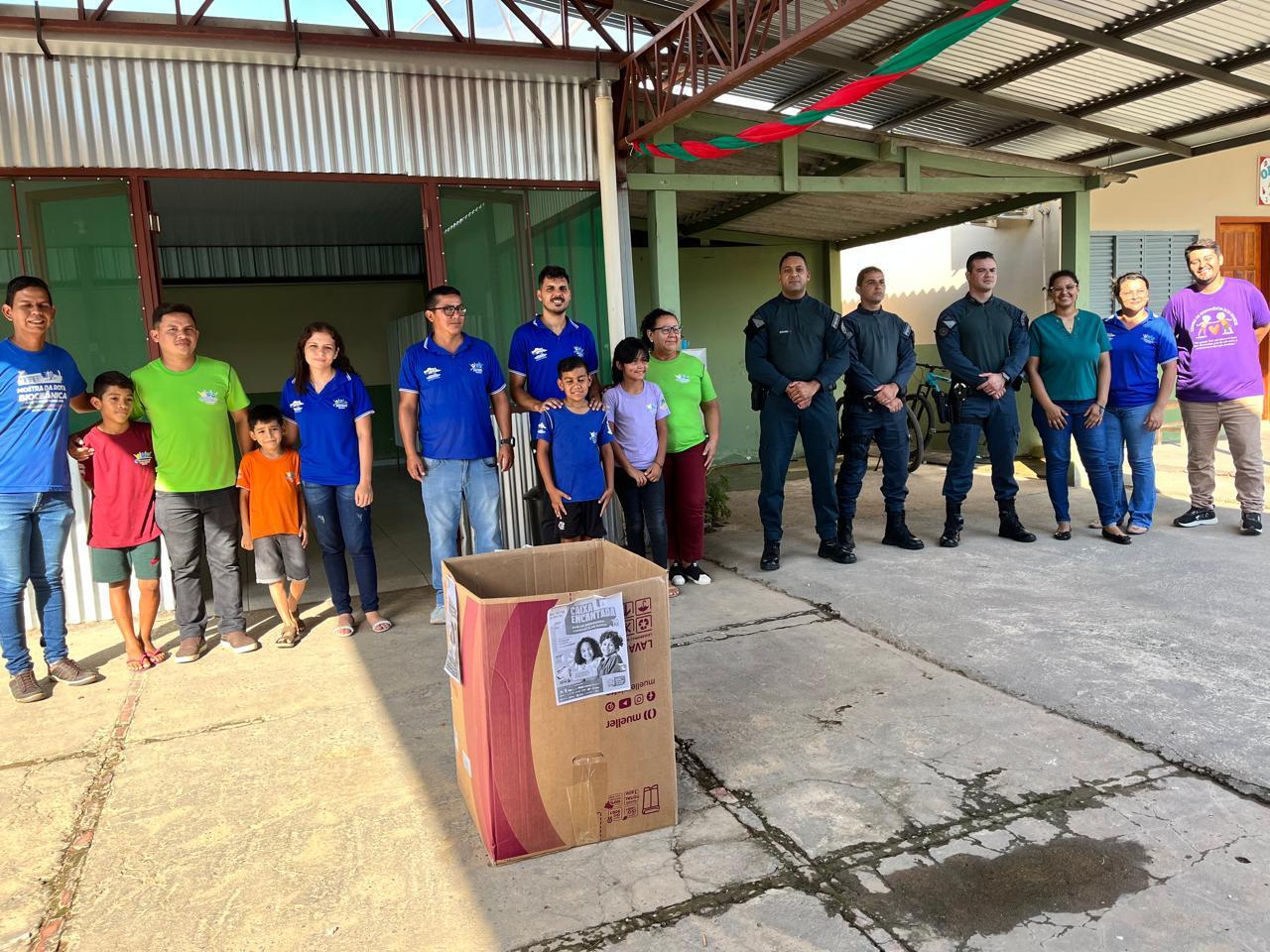 Policia Militar de Porto Murtinho entrega brinquedos arrecadados para a Assistência Social em Ação Solidária