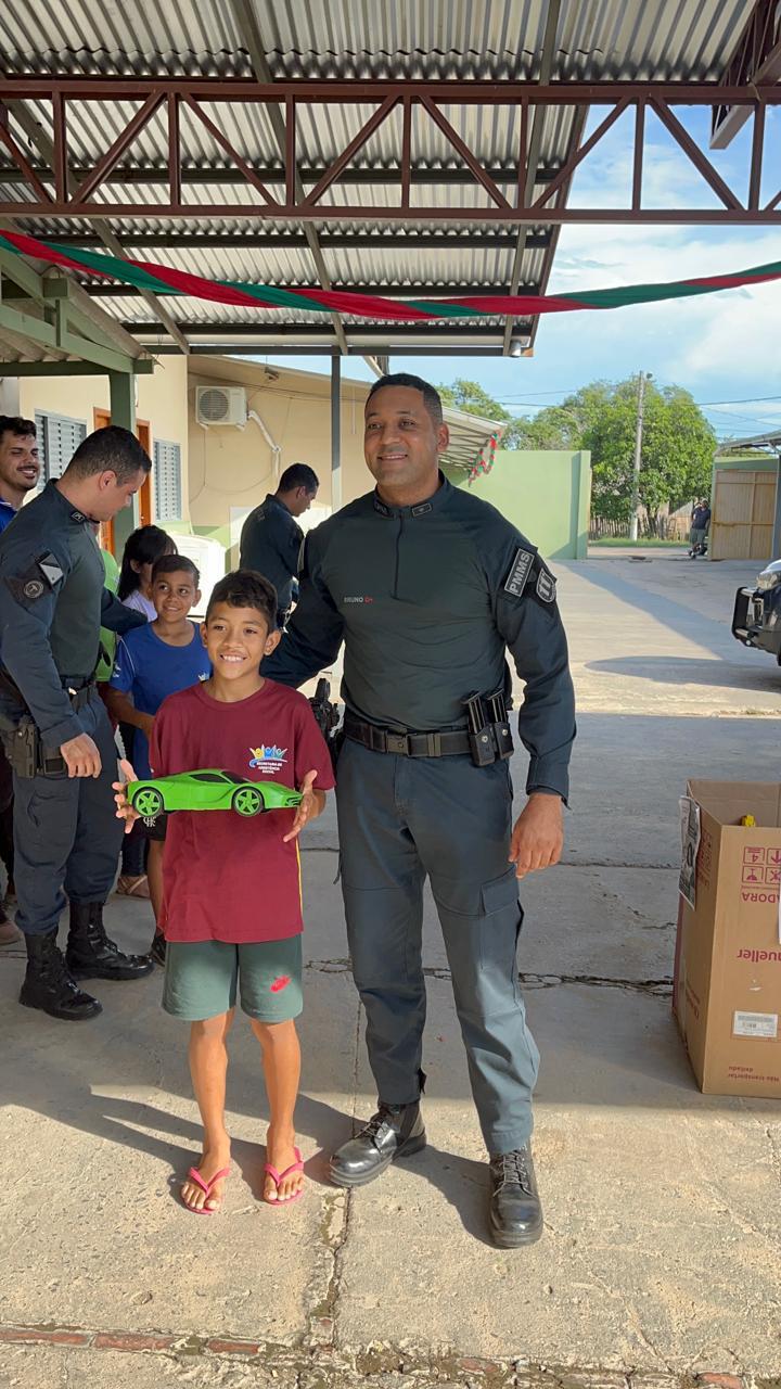 Policia Militar de Porto Murtinho entrega brinquedos arrecadados para a Assistência Social em Ação Solidária