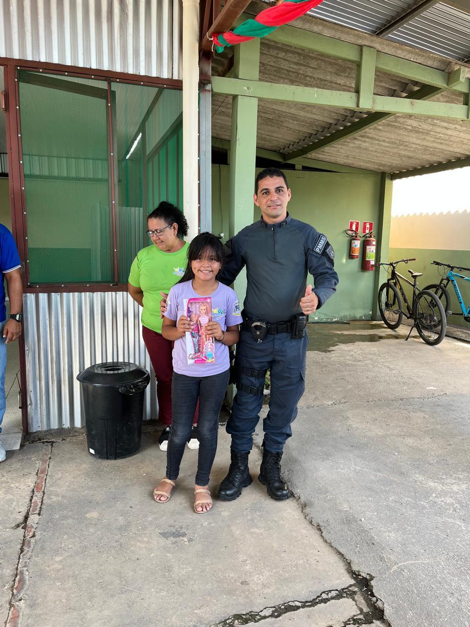 Policia Militar de Porto Murtinho entrega brinquedos arrecadados para a Assistência Social em Ação Solidária