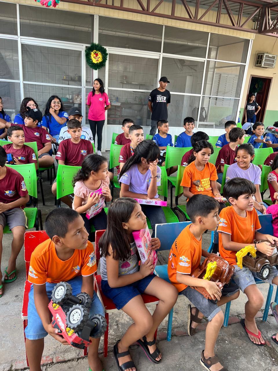 Policia Militar de Porto Murtinho entrega brinquedos arrecadados para a Assistência Social em Ação Solidária