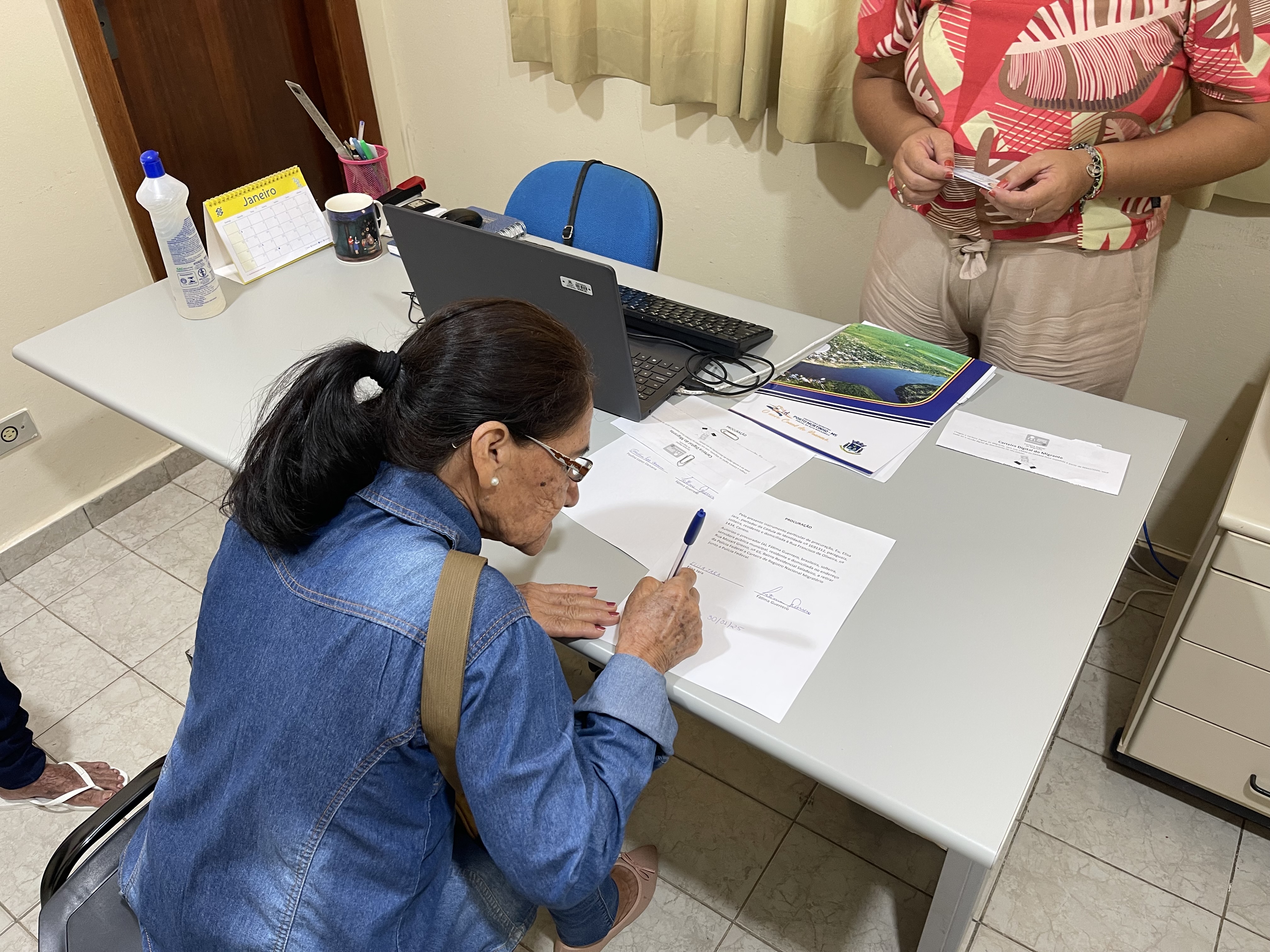 Prefeitura de Porto Murtinho entrega documentos a migrantes em cerimônia simbólica