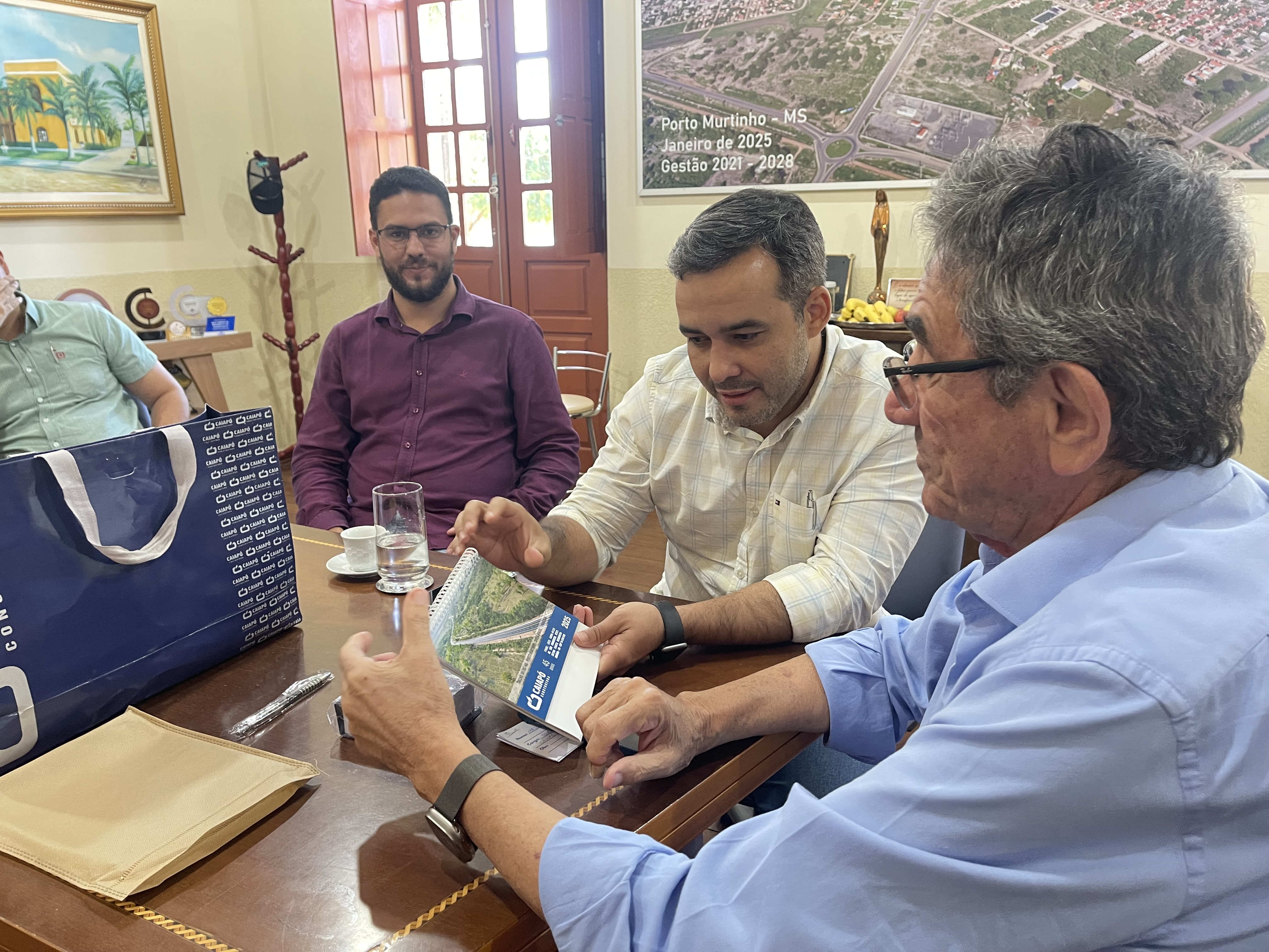 Prefeito Nelson Cintra recebe representantes da Construtora Caiapó para tratar de obras no município Prefeito Nelson Cintra recebe representantes da Construtora Caiapó para tratar de obras no município