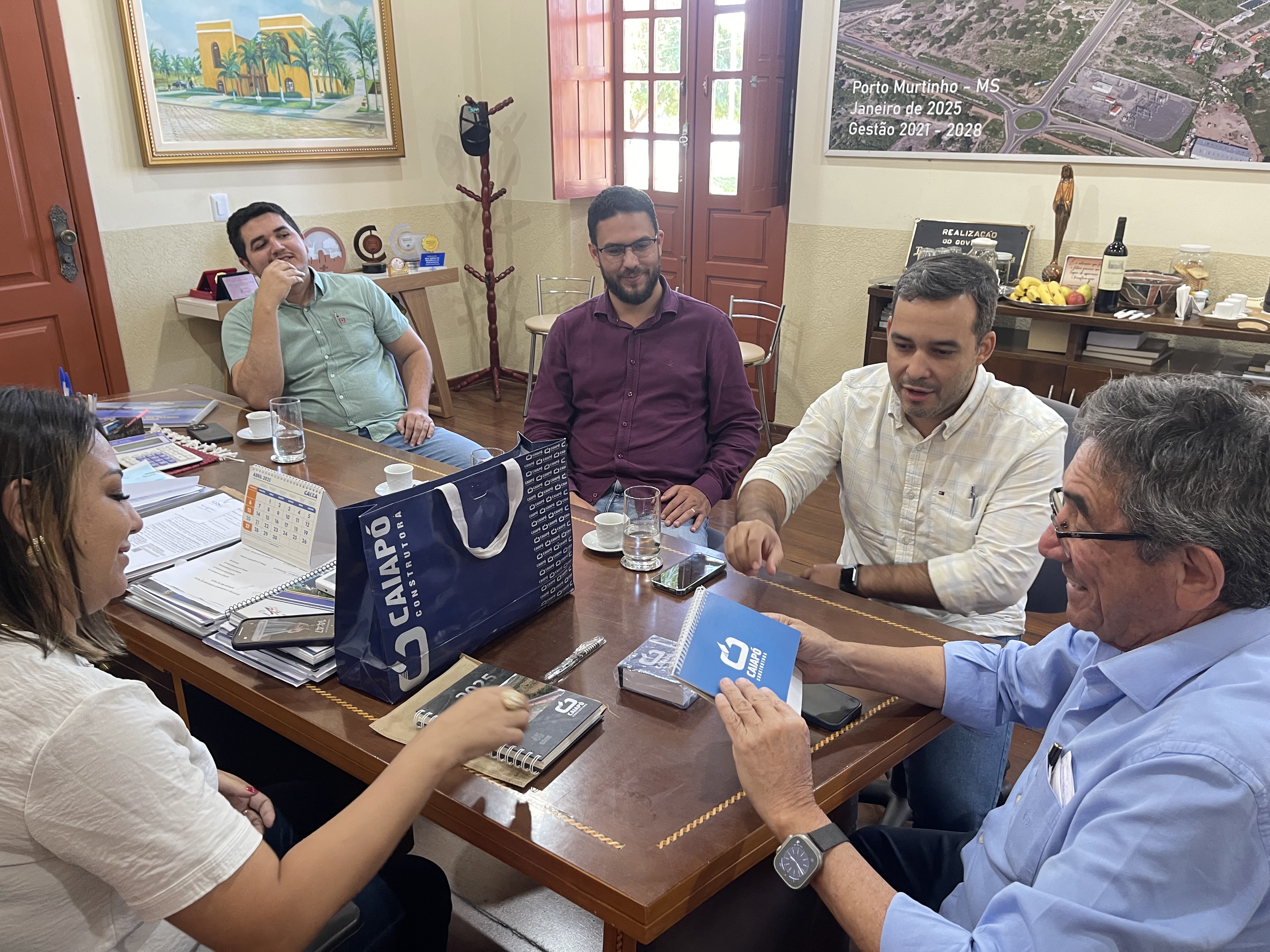 Prefeito Nelson Cintra recebe representantes da Construtora Caiapó para tratar de obras no município Prefeito Nelson Cintra recebe representantes da Construtora Caiapó para tratar de obras no município