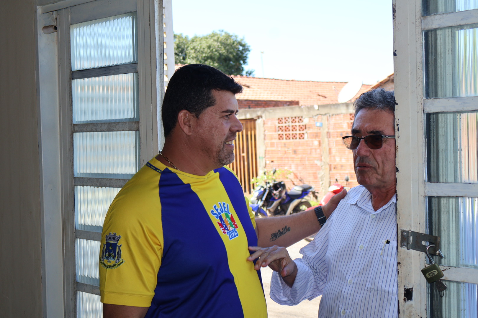 Prefeito Nelson Cintra e vice-prefeita Dra. Andreara Castro visitam secretarias em homenagem ao Dia do Trabalhador Prefeito Nelson Cintra e vice-prefeita Dra. Andreara Castro visitam secretarias em homenagem ao Dia do Trabalhador