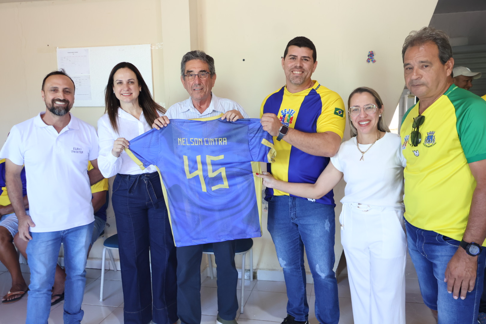 Prefeito Nelson Cintra e vice-prefeita Dra. Andreara Castro visitam secretarias em homenagem ao Dia do Trabalhador Prefeito Nelson Cintra e vice-prefeita Dra. Andreara Castro visitam secretarias em homenagem ao Dia do Trabalhador