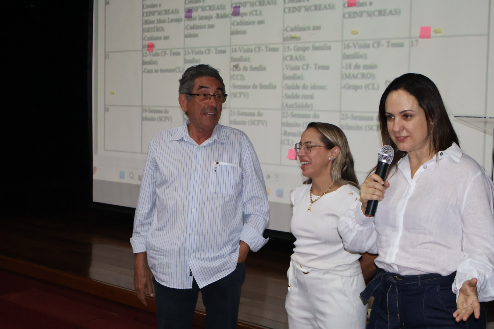 Prefeito Nelson Cintra e vice-prefeita Dra. Andreara Castro visitam secretarias em homenagem ao Dia do Trabalhador Prefeito Nelson Cintra e vice-prefeita Dra. Andreara Castro visitam secretarias em homenagem ao Dia do Trabalhador