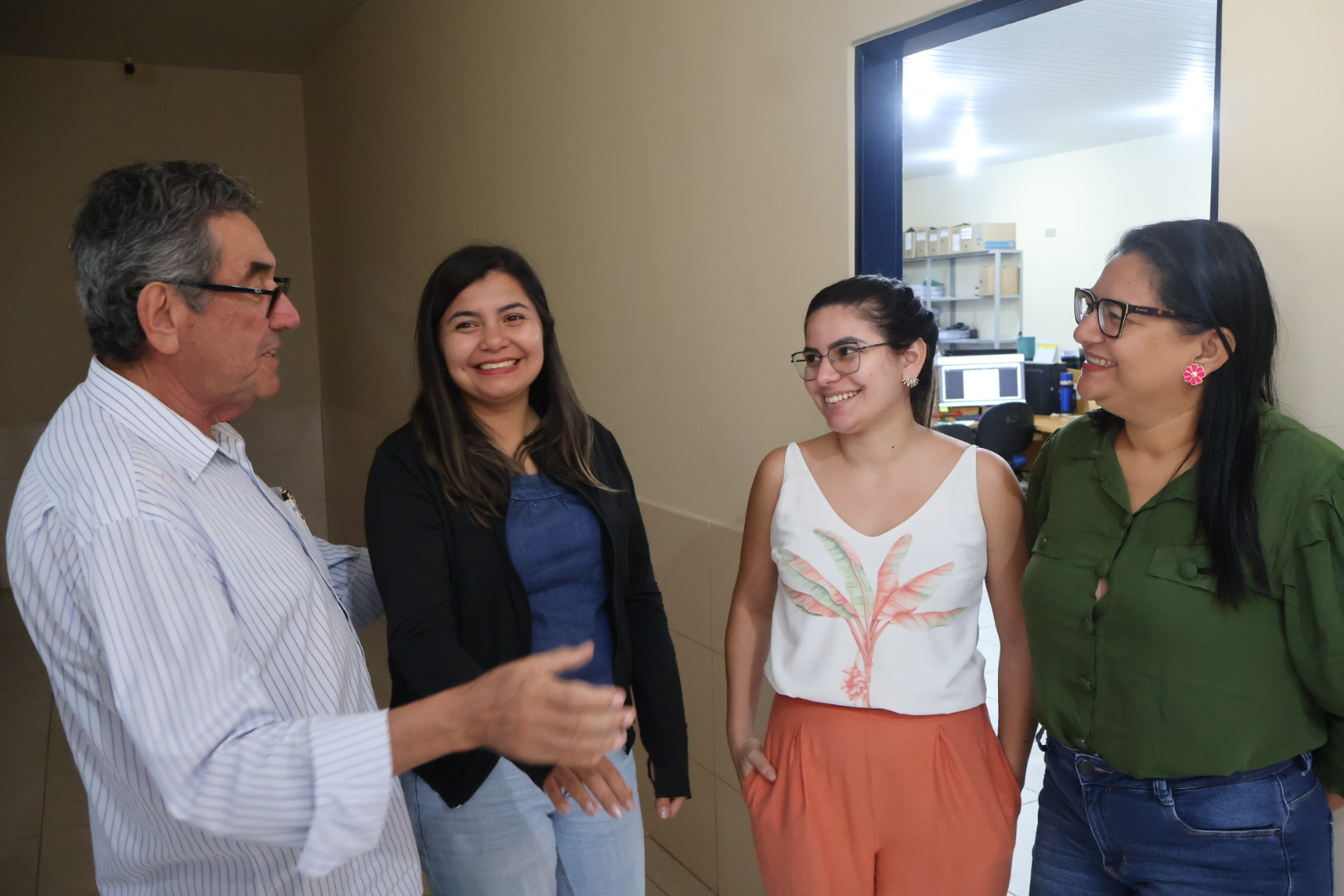 Prefeito Nelson Cintra e vice-prefeita Dra. Andreara Castro visitam secretarias em homenagem ao Dia do Trabalhador Prefeito Nelson Cintra e vice-prefeita Dra. Andreara Castro visitam secretarias em homenagem ao Dia do Trabalhador