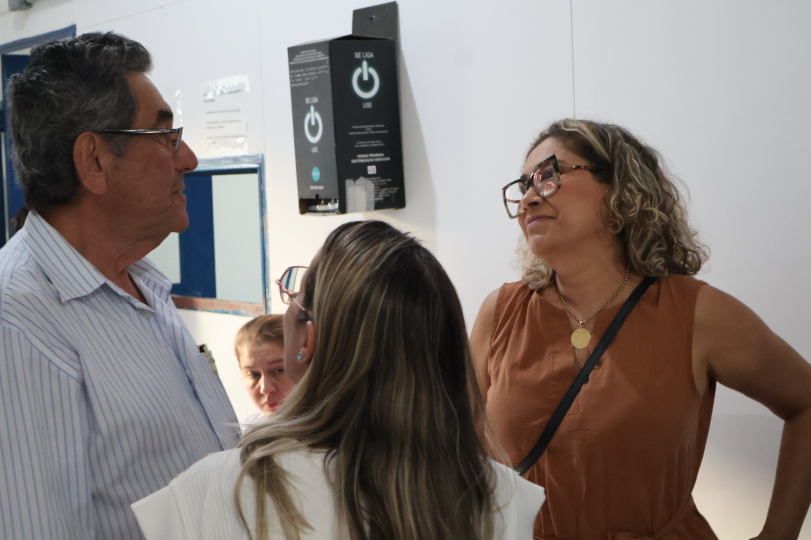 Prefeito Nelson Cintra e vice-prefeita Dra. Andreara Castro visitam secretarias em homenagem ao Dia do Trabalhador Prefeito Nelson Cintra e vice-prefeita Dra. Andreara Castro visitam secretarias em homenagem ao Dia do Trabalhador