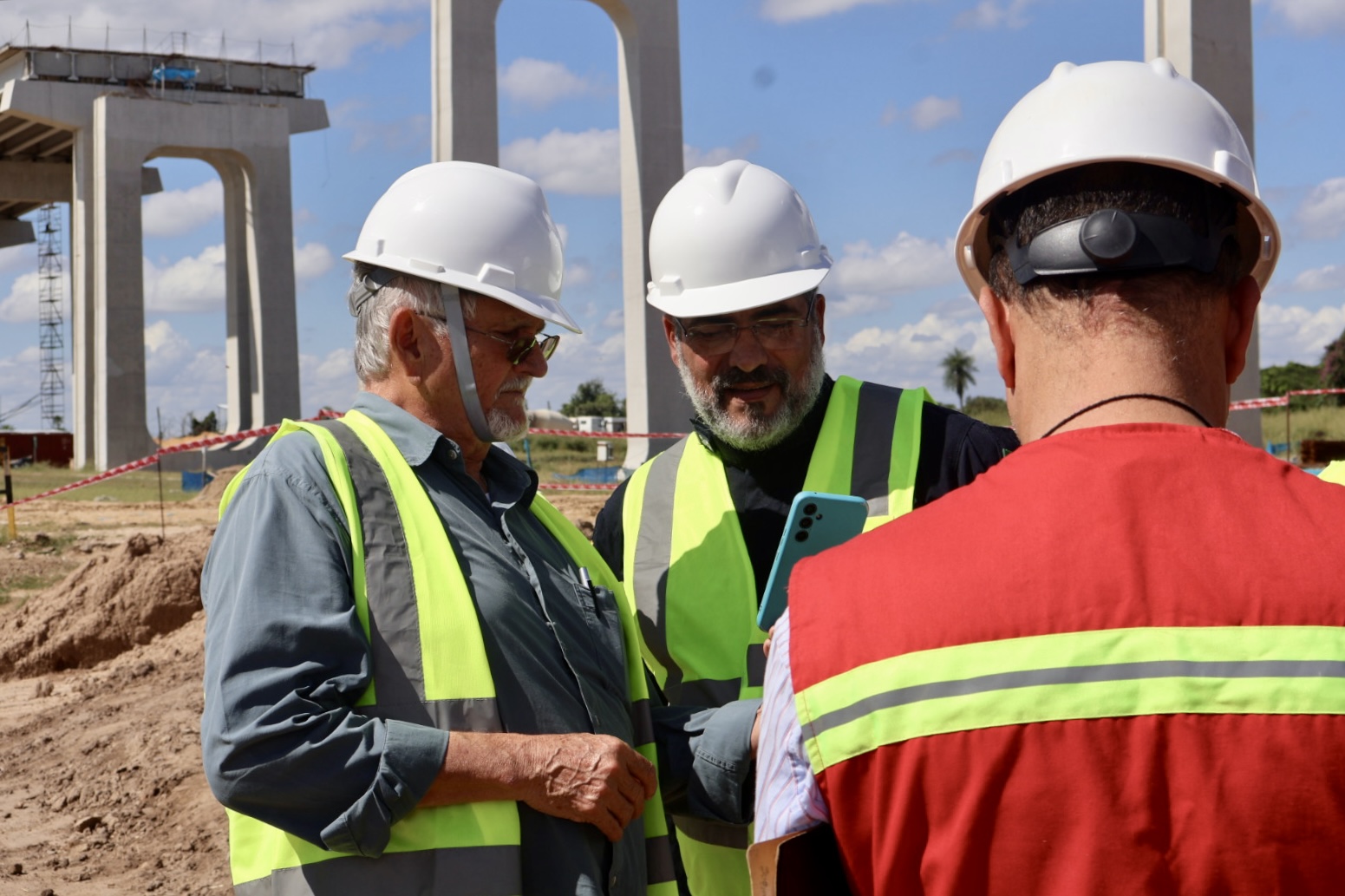 Autoridades visitam obra da ponte da Rota Bioceânica em Porto Murtinho Autoridades visitam obra da ponte da Rota Bioceânica em Porto Murtinho