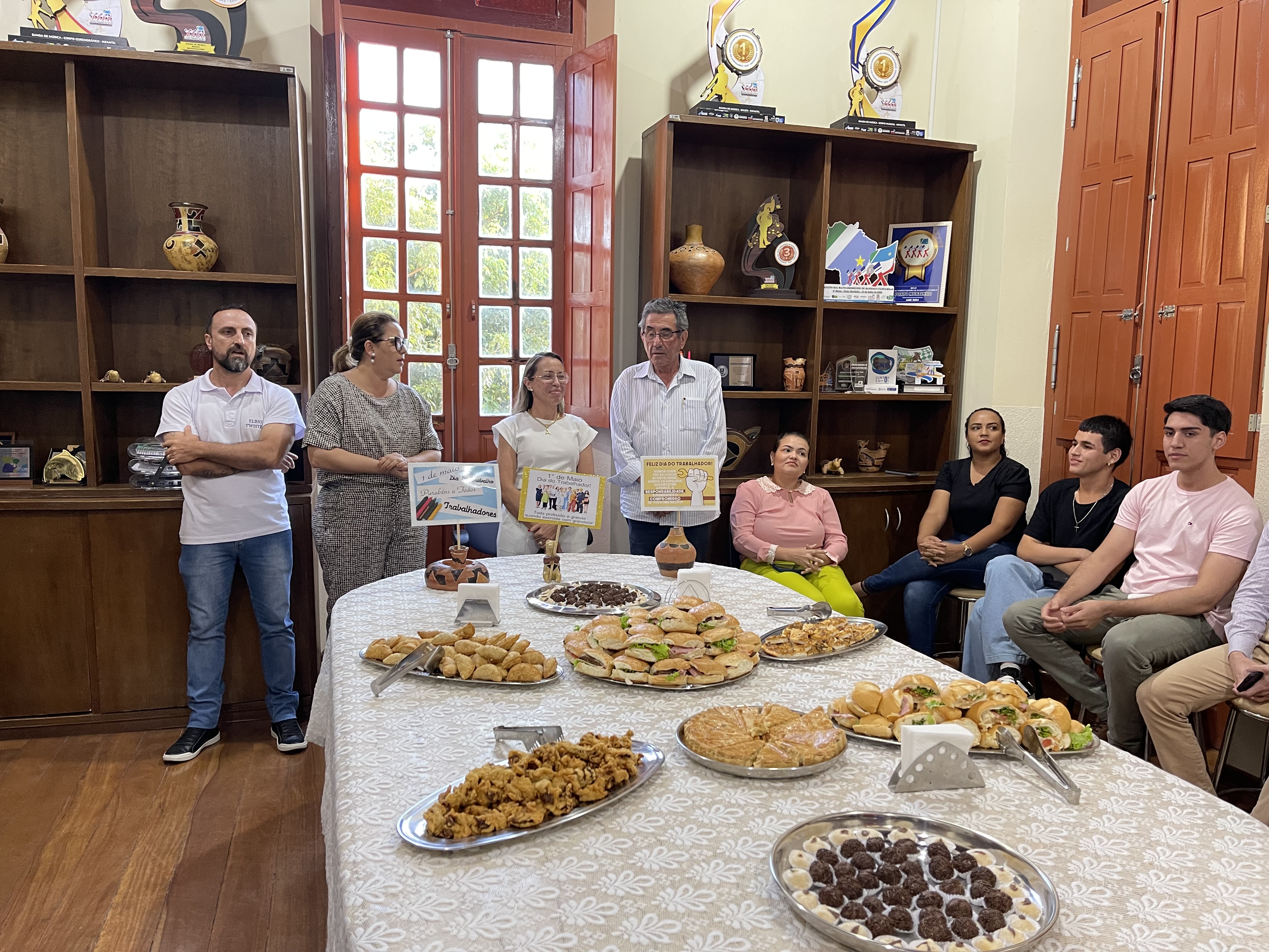 Prefeito Nelson Cintra e vice-prefeita Dra. Andreara Castro visitam secretarias em homenagem ao Dia do Trabalhador Prefeito Nelson Cintra e vice-prefeita Dra. Andreara Castro visitam secretarias em homenagem ao Dia do Trabalhador