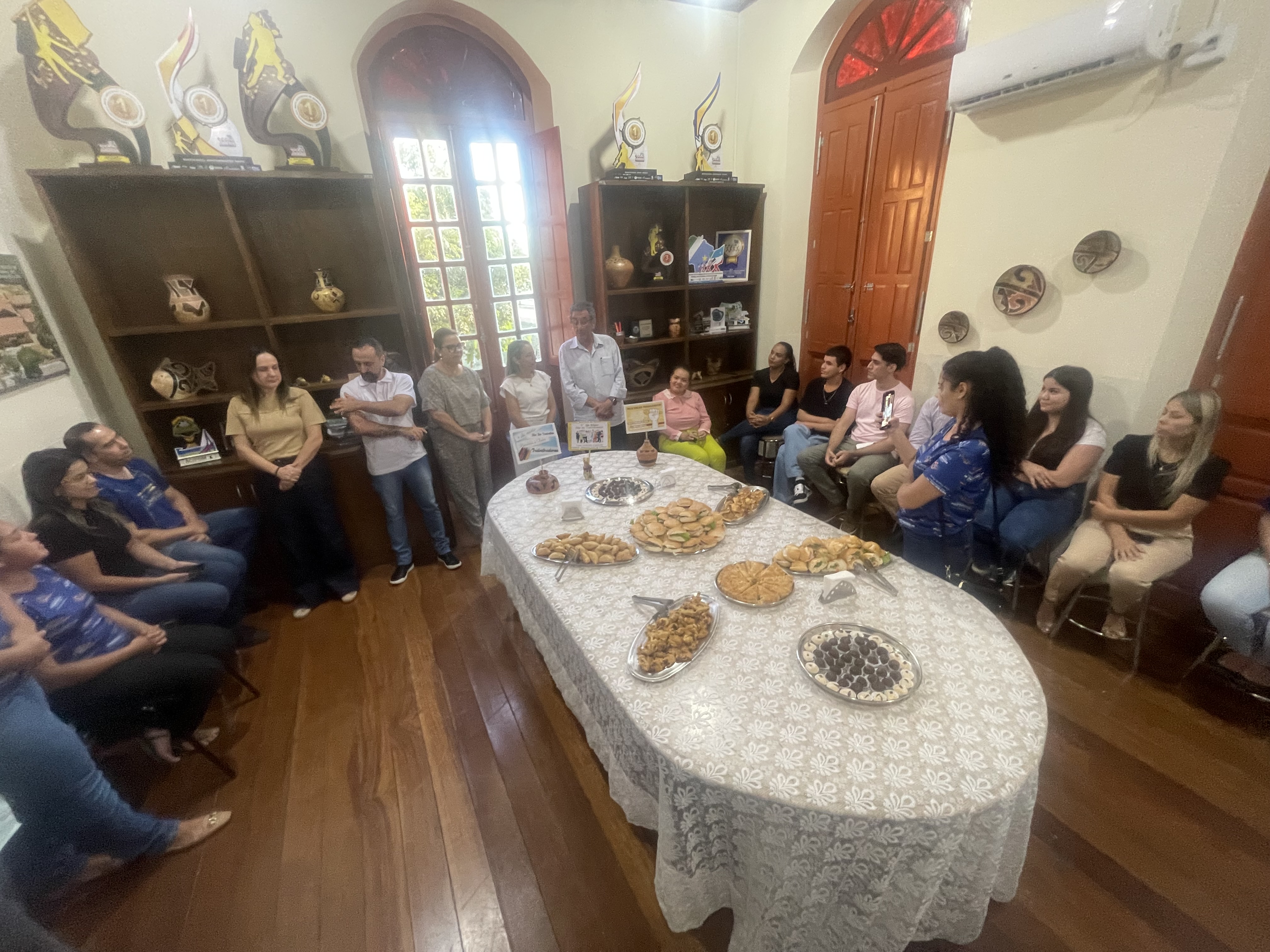Prefeito Nelson Cintra e vice-prefeita Dra. Andreara Castro visitam secretarias em homenagem ao Dia do Trabalhador Prefeito Nelson Cintra e vice-prefeita Dra. Andreara Castro visitam secretarias em homenagem ao Dia do Trabalhador