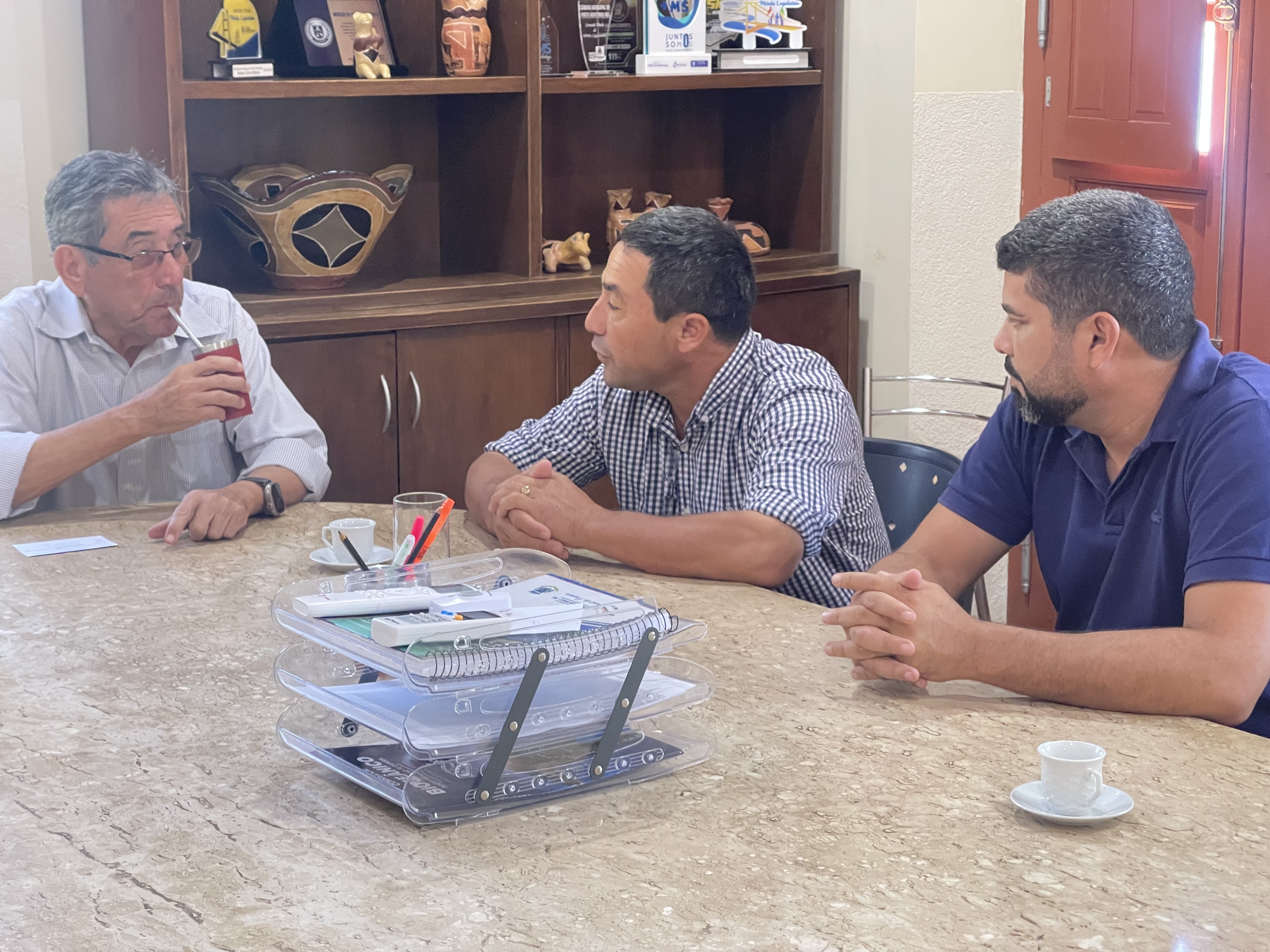 Prefeito Nelson Cintra Recebe Intendente de Fuerte Olimpo em Visita Oficial para Discutir Crise Logística Prefeito Nelson Cintra Recebe Intendente de Fuerte Olimpo em Visita Oficial para Discutir Crise Logística