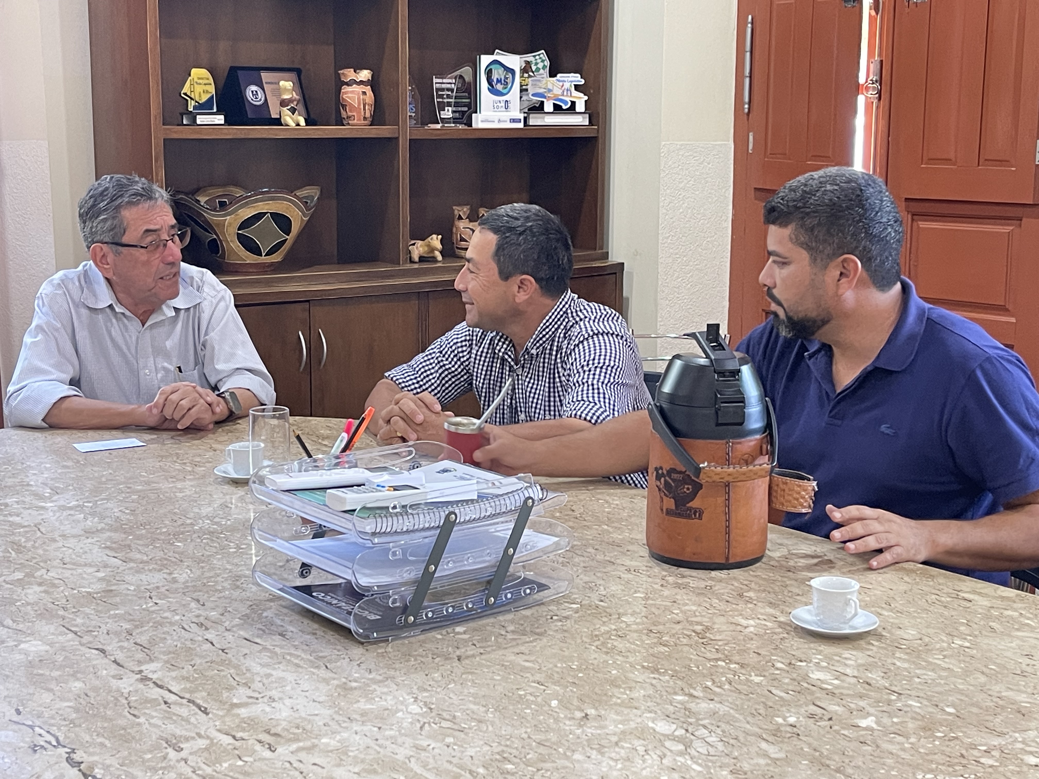 Prefeito Nelson Cintra Recebe Intendente de Fuerte Olimpo em Visita Oficial para Discutir Crise Logística Prefeito Nelson Cintra Recebe Intendente de Fuerte Olimpo em Visita Oficial para Discutir Crise Logística