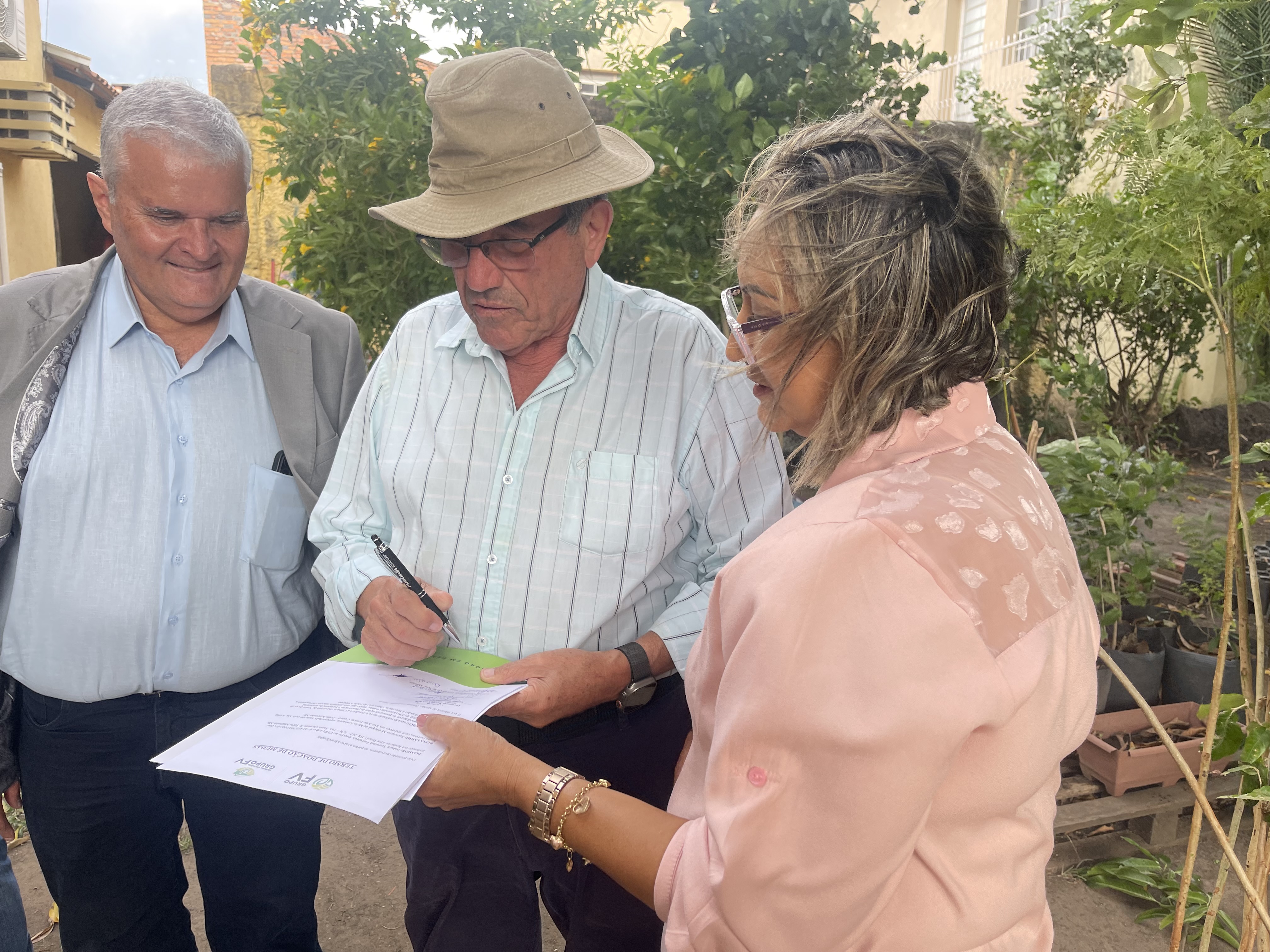 Prefeitura recebe doação de mudas do Grupo FV Cereais com base em lei complementar sancionada pelo Executivo Prefeitura recebe doação de mudas do Grupo FV Cereais com base em lei complementar sancionada pelo Executivo
