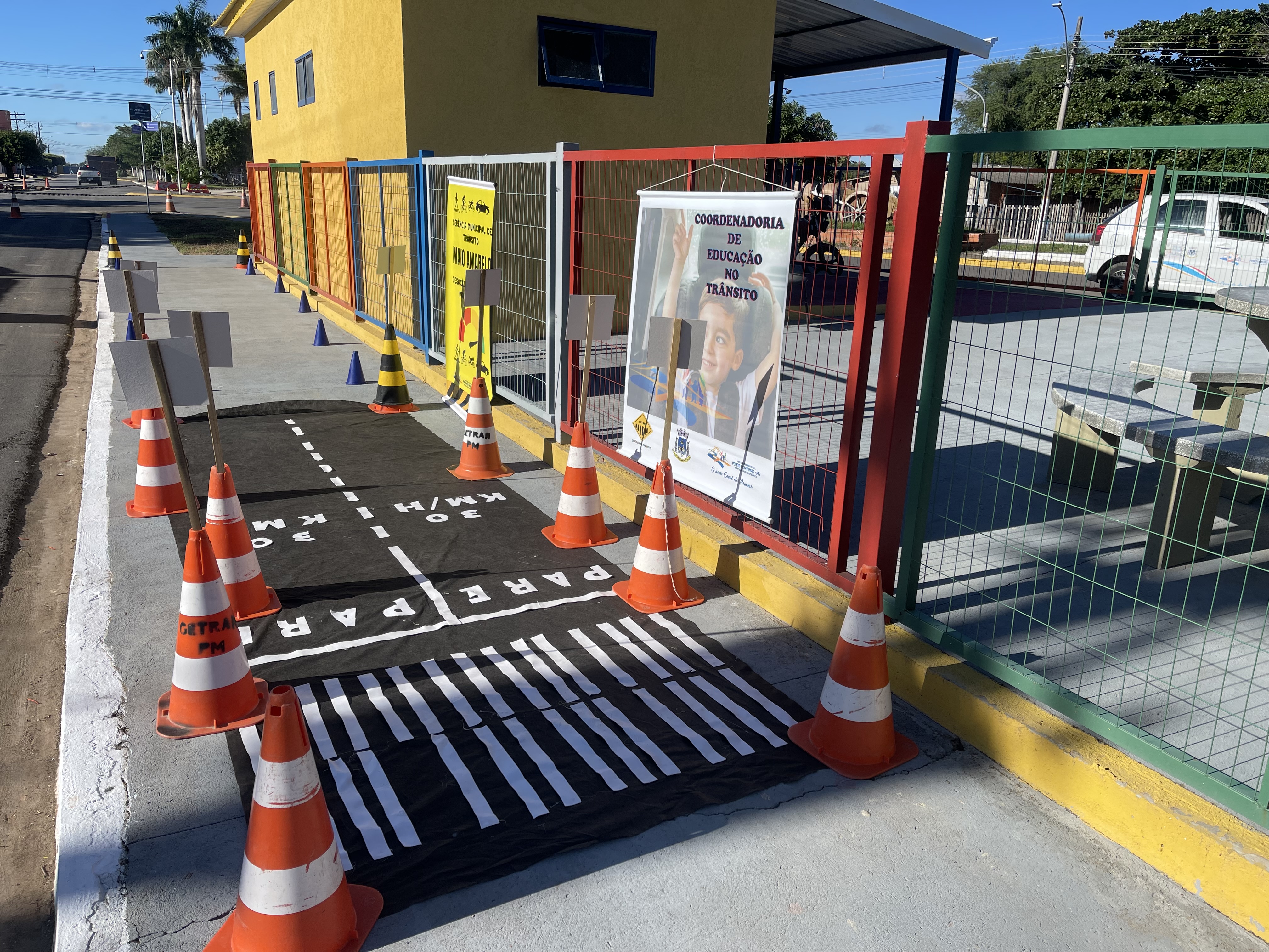 Prefeitura realiza blitz educativa com alunos da CEINF Rafael Cortada Cordoniz dentro das ações do Maio Amarelo Prefeitura realiza blitz educativa com alunos da CEINF Rafael Cortada Cordoniz dentro das ações do Maio Amarelo